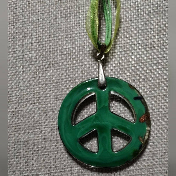 NIB Glittered Glass Peace Sign Pendant Green/Gold - Picture 10 of 10